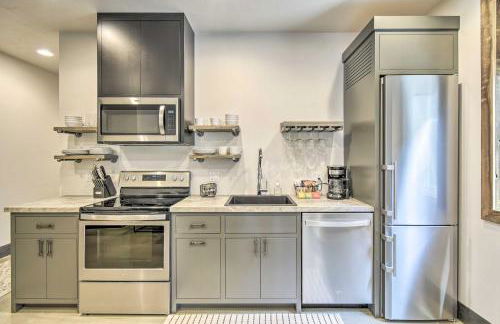 Elkhart Lake Townhome - 20 Mi to Sheboygan! - Foto 9