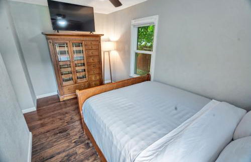 Cheerful 2-Bedroom with convenient Expressway access - Photo 14