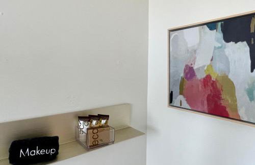 King Bed-Parking-Top Floor-Desk-Downtown - Foto 7