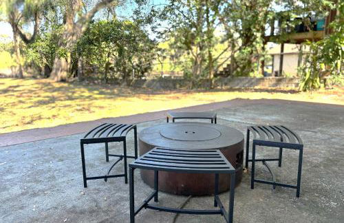 Hideout on the Hillsborough is a Gorgeous Renovated 3BR Pet Friendly Home on the Hillsborough River located in the North End of Seminole Heights - Foto 45