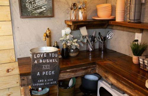 Meadow View Romantic Nature Stay w Barn, Outdoor Tub and Sauna - Foto 18