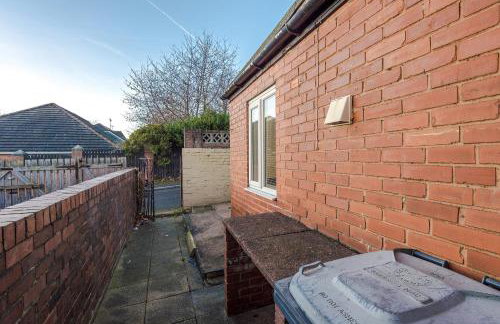 BIG House for Business Stays in Barnsley with 6-bedrooms & 8 Beds by PureStay - Foto 36