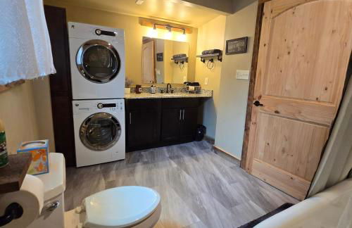 Couples Getaway Cabin with a Loft - Firepit - Creek - Foto 21