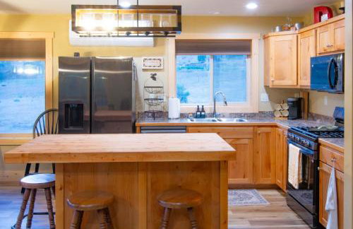 Stunning Salmon Riverfront Cabin - Foto 16