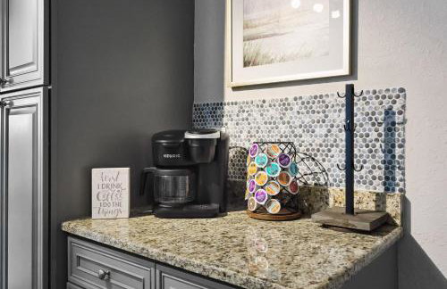 3BR 2BA Heated Pool Home Pool Table Great Location - Foto 9