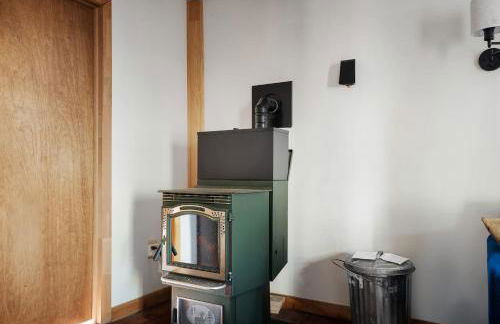 Cabin w hot tub & kayaks by river - Foto 29