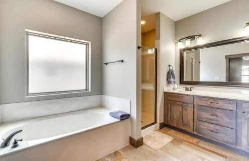 Lavish Retreat with Decks, Steps to Table Rock Lake! - Foto 13