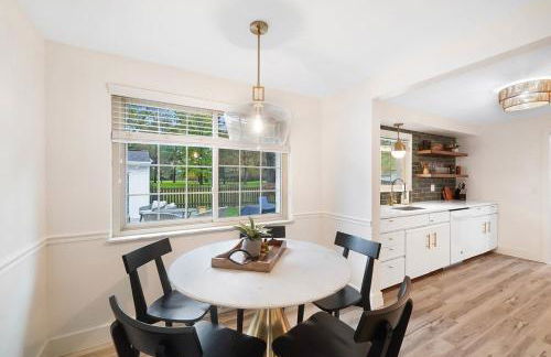 The Sleepy Tiki - game room, tiki lounge, firepit - Foto 51