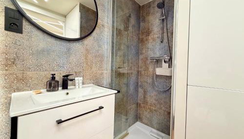 Wrocław Airport Studio with Mezzanine by BookingHost - Foto 3, Shower