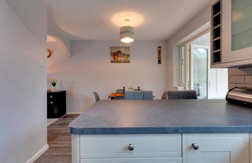 Pass the Keys Spacious and modern house with Free Parking - Photo 19