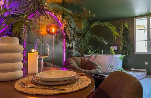 La Suite Chammarzt - Insolite - Escapade à deux -JungleRoom - baignoire balnéo privative - centre historique - Foto 1