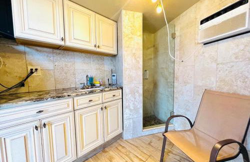 Stylish Beachfront Condo with Balcony & Ocean View - Foto 92