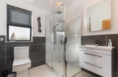 Hiraeth - Luxury Lodge with Hot Tub, Close to Beach - Photo 32