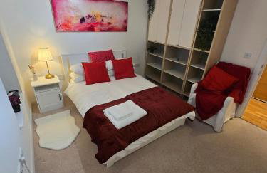 Luxury Two Bed Apartment w Car Parking, by Station - Foto 20