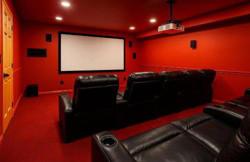 Poconos True Log Cabin with Sauna, Movie Theather, Hot Tub & Fire Pit! - Photo 31