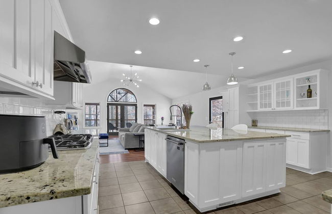 Chamblee Retreat 3BR Home w Spacious Porch - Foto 24