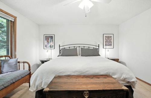 The Treehouse Lakes & Trails Cabin cabin - Photo 16