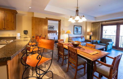 Two Bedroom Condo with a Balcony in Mountaineer Square condo - Foto 13