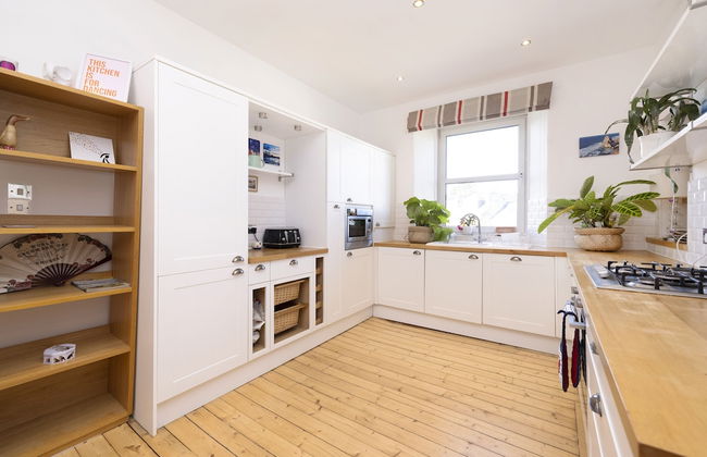 JOIVY Gorgeous 1-Bed Flat With A Shared Garden - Photo 12