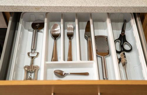 Cosy 3-Bed House With Parking, 5 Mins to QE & Uni - Photo 75