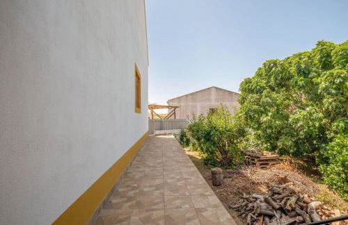 Eclectic oasis with poolside charm in Arranhó - Foto 32