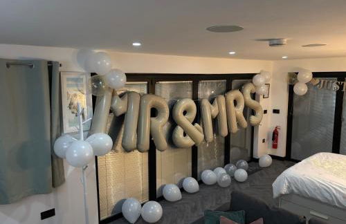 Little Woodlands Chalet with Private Garden & Hot Tub - Foto 4