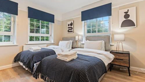 Modern 4 Bed house Ideal for Groups, Contractors near City Airport & O2 Arena, free parking & Wifi included - Foto 2