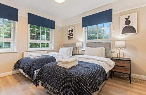 Modern 4 Bed house Ideal for Groups, Contractors near City Airport & O2 Arena, free parking & Wifi included - Foto 2