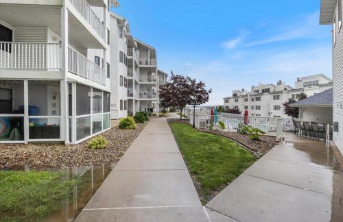 Lakefront Osage Beach Condo + Workspace w/ Pool Views - Foto 42