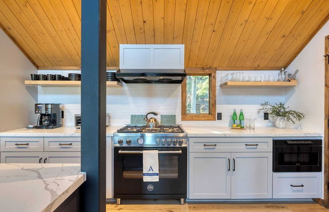 Lake View, Firepit, Game Room Remodeled Lake Tahoe Luxury Cabin by Avantstay - Foto 64