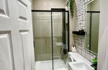 AdeamStays provides Beautiful centrally located 1 and 2 bed apartments on Liverpools Boulevard - Foto 39