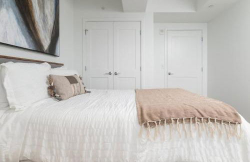 High Rise Retreat w City Skyline Views Shared Gym - Photo 47