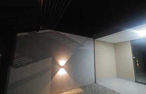 Check-in AUTÔNOMO, churrasqueira em Casa! Acesse 2ar, 2q,2B, pague 4 ou mais hóspedes, até 6 camas e tem pátio, garagem, roupa de cama, máquina de lavar roupas, portão eletrônico, todos privativos! Desconta duração! Entrada 15h adiante, inclusive madruga - Foto 9