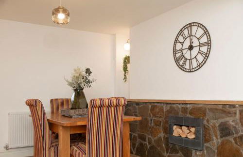 Sleeps 6. Free Wifi. Free Parking central location. - Photo 8