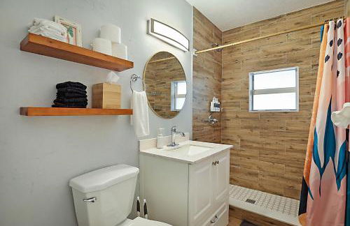 Steps to Beach & Downtown! Spacious Beach Bungalow #2 - Foto 14