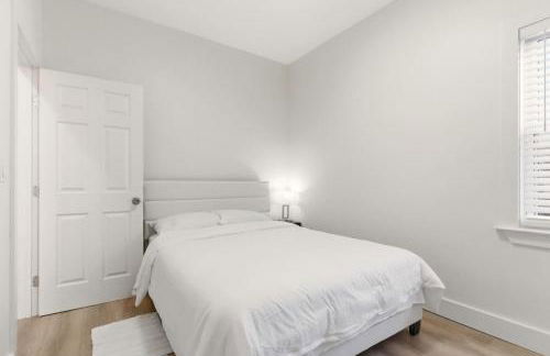 New Modern Updated Secure and Private Home - Foto 40