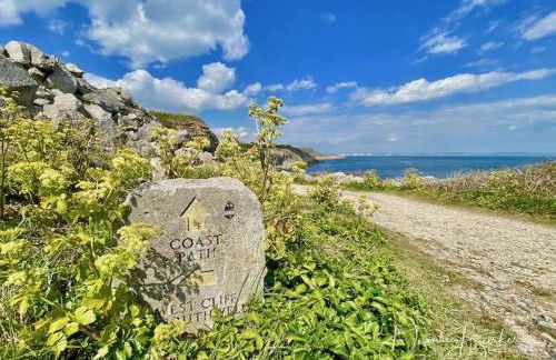 Dog Friendly Cosy Coastal Cottage with Sea Views - Photo 31