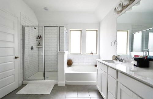 Luxe Living 4-bedroom with fireplace & game room - Photo 9