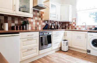 Spacious 4-Bed Home, Perfect Stay with Free WiFi - Foto 46