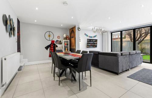 The Lumos House - 4 Bed Home w Parking near Harry Potter Studios - Foto 26