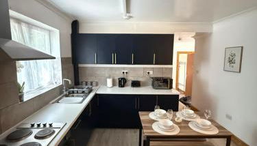4 bed - contractor, family stays - free parking - Foto 1