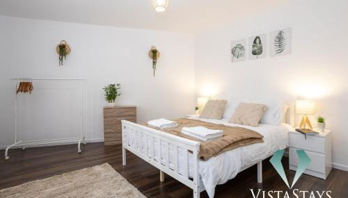 Spacious 5BDR House By Vista Stays Short Lets & Serviced Accommodation Manchester With Free WiFi, Parking & Netflix - Foto 2