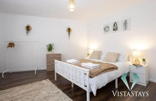 Spacious 5BDR House By Vista Stays Short Lets & Serviced Accommodation Manchester With Free WiFi, Parking & Netflix - Foto 2