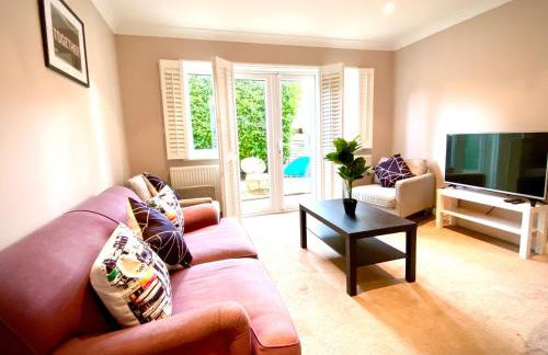 NEW! Luxury YELLOW HOUSE Bright Modern Detatched Home with PRIVATE PARKING, NETFLIX Close Luton, M1, and AIRPORT Ideal for Families, Professionals, Consultants, LONGER STAY OPTIONS - Foto 1