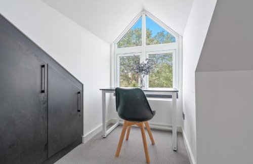 Stunning Penthouse-Style 2-Bed Uxbridge - Photo 17