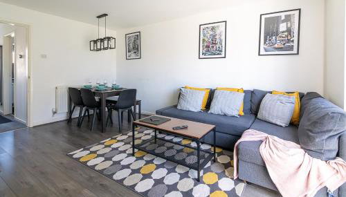 Bright 2BR House with Garden & Parking Sleeps 5 - Photo 2