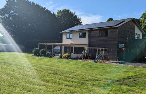 Unique, Spacious, Self-Built Eco Home with huge garden and movie room - Photo 52