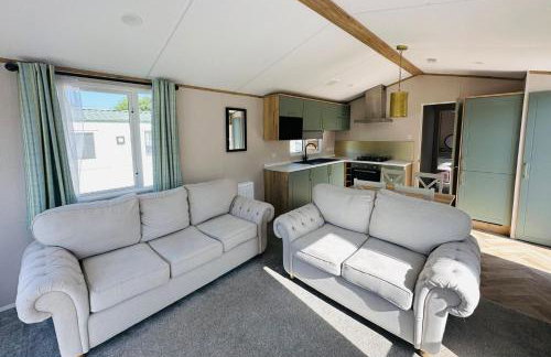 Modern two bedroom caravan with sofabed Sleeps 6 - Foto 3