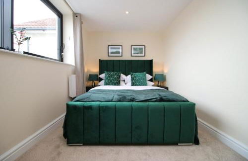 LUXURY 4 Bedroom 4 Ensuite Home in Penarth (Pool Table Games Room & BBQ Garden) with Sea Views - Photo 56