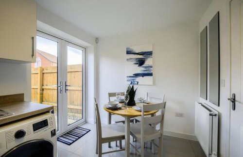 3 BedRoom house, Sleeps 6 with Full Kitchen, Garden and Free Parking - FREE Wi-Fi near Milton Keynes Bowl - Foto 21